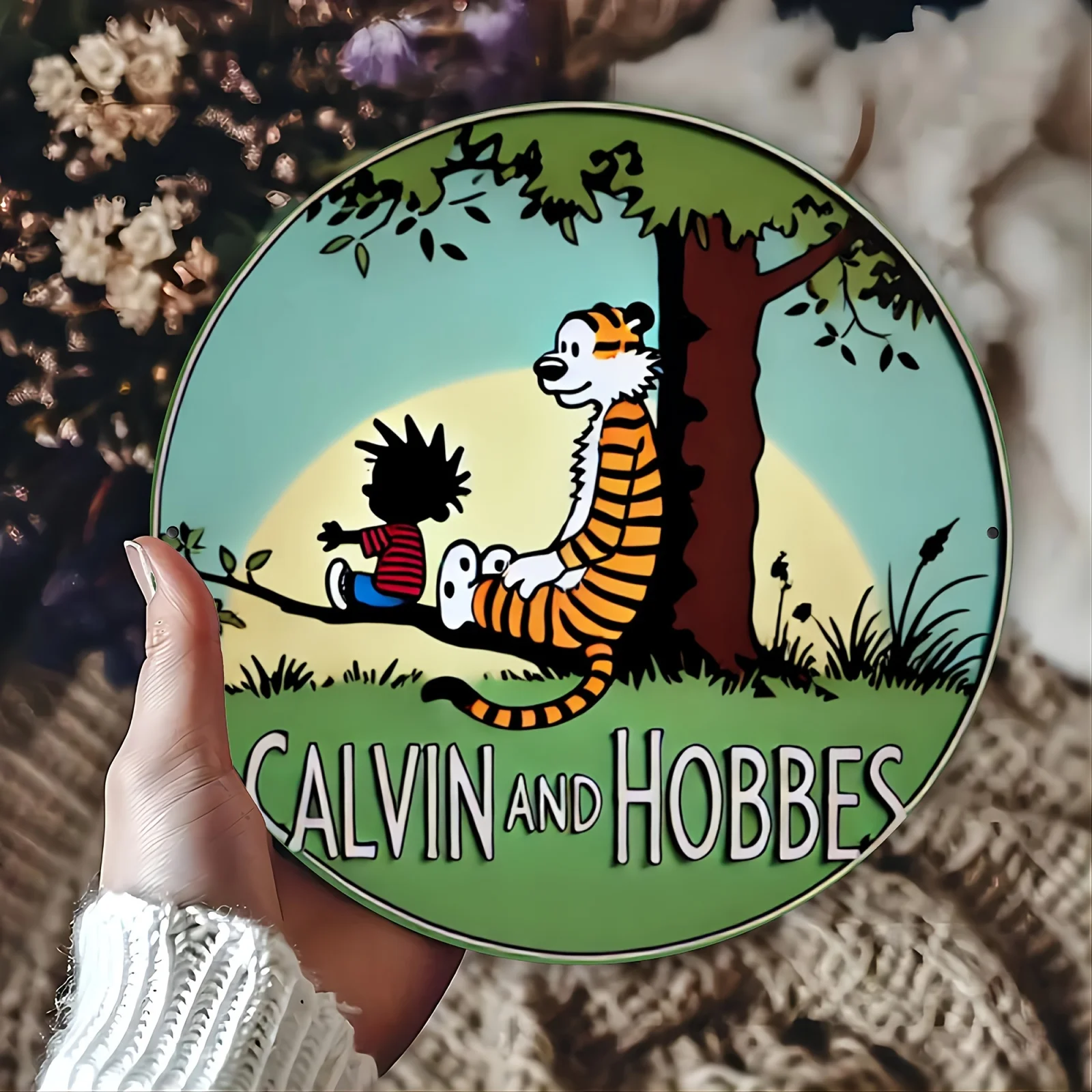 لافتة قصدير معدنية على الطراز العتيق من كالفين آند هوبز - 20.32 × 20.32 سم لوحة فنية جدارية من الألومنيوم مستديرة للمنزل والبار والمقهى والديكور الخارجي