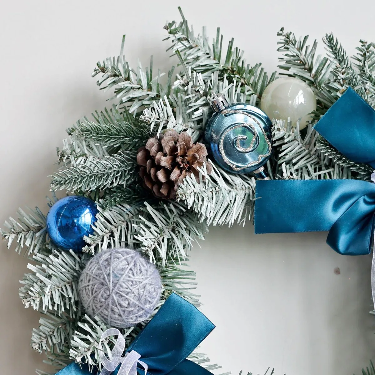 Christmas Wreath  White Blue Snow Flocked Winter Wreaths with Xmas Ball Bow Ribbon Gifts Box Snowy Flocked Xmas Wreath Decor view 5