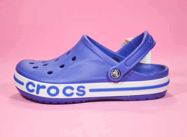 Crocs Zapatillas tipo zuecos clásicas unisex para adultos para mujeres y hombres Sandalias amigables con agua Zapatillas de playa al aire libre de verano