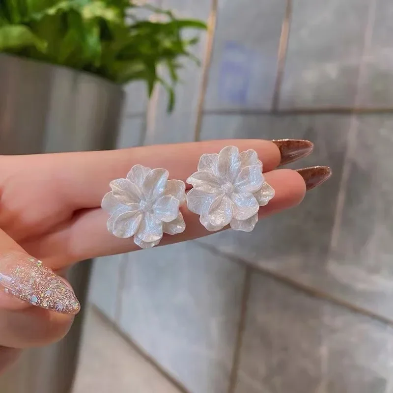 Sweet Big White Camellia Flower Stud Earring for Female Simple Acrylic Resin Ear Jewelry Wedding Best Friend Christmas Gift