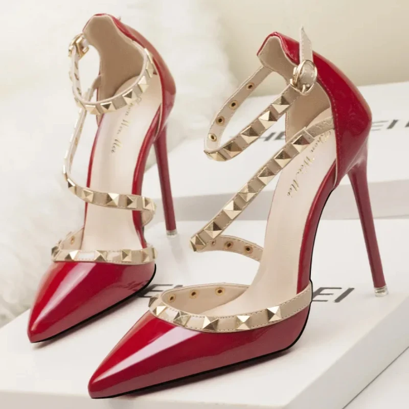 Rebite sexy dedo do pé apontado sandálias de salto alto feminino elegante vermelho estilingue sapatos de casamento sapato moda designer marca saltos finos senhoras