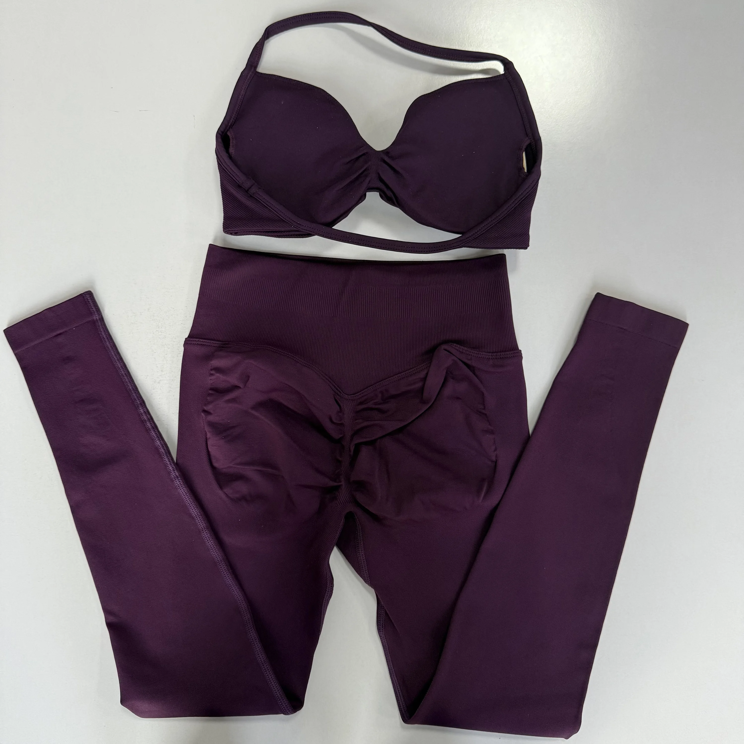2-teiliges Set für Damen, nahtloses, schlichtes (ohne Logo) Yoga-Set, Sport-BH mit Neckholder und hochtaillierte, formgebende Leggings für Fitness-Workouts – Detail 14