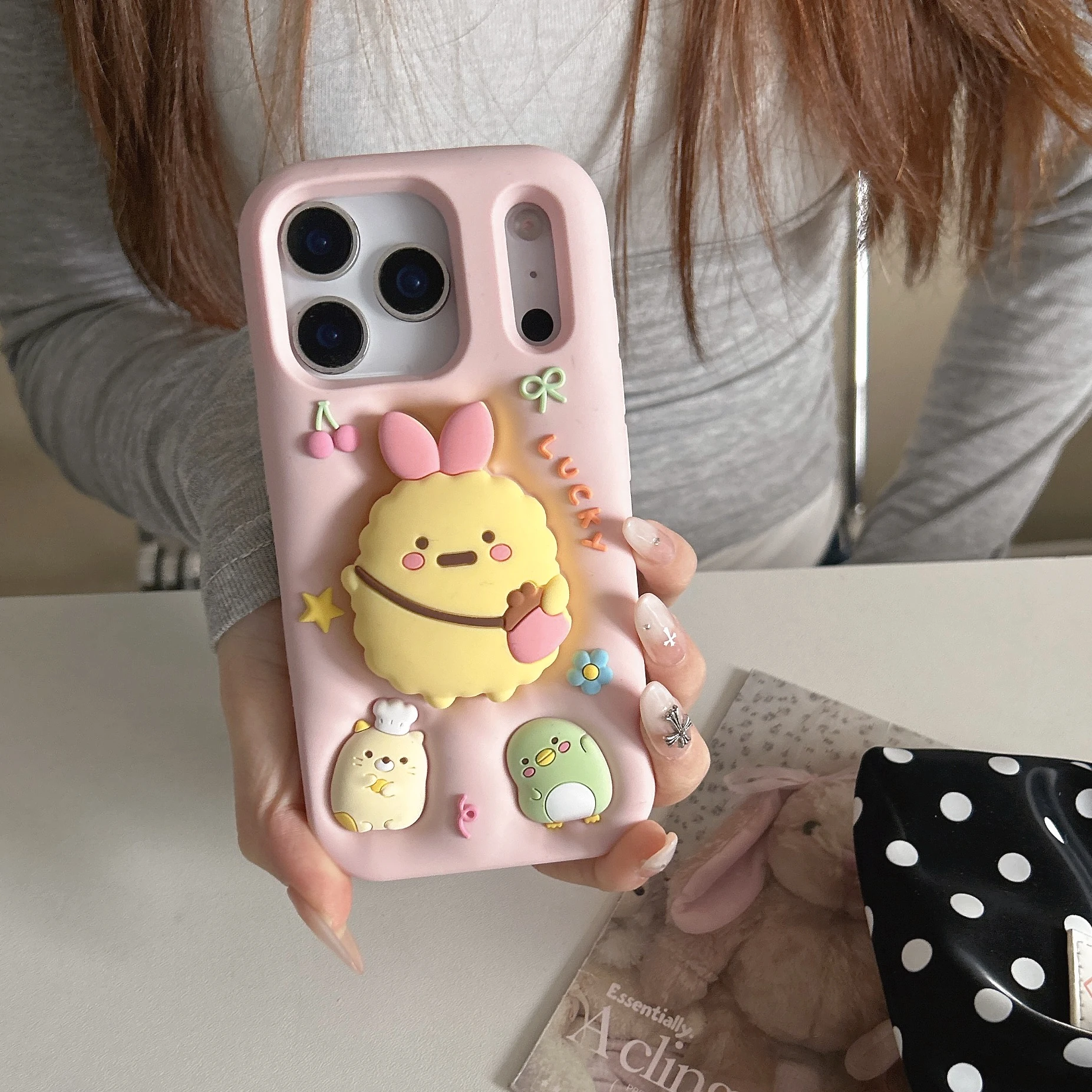 Niedliche 3D-Cartoon Sumikko Gurashi Küken-Hülle aus weichem Silikon mit Ständer für iPhone 17 16 15 14 13 12 Pro Max – Detail 9
