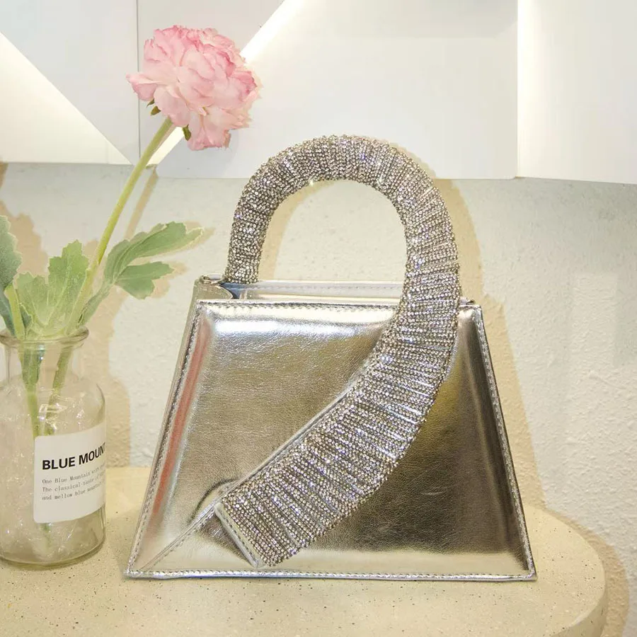 حقيبة خرافية فرنسية لامعة مرصعة بالألماس، حقيبة شبه منحرفة من حجر الراين فائق الوميض، حقيبة يد كروس بكتف واحد