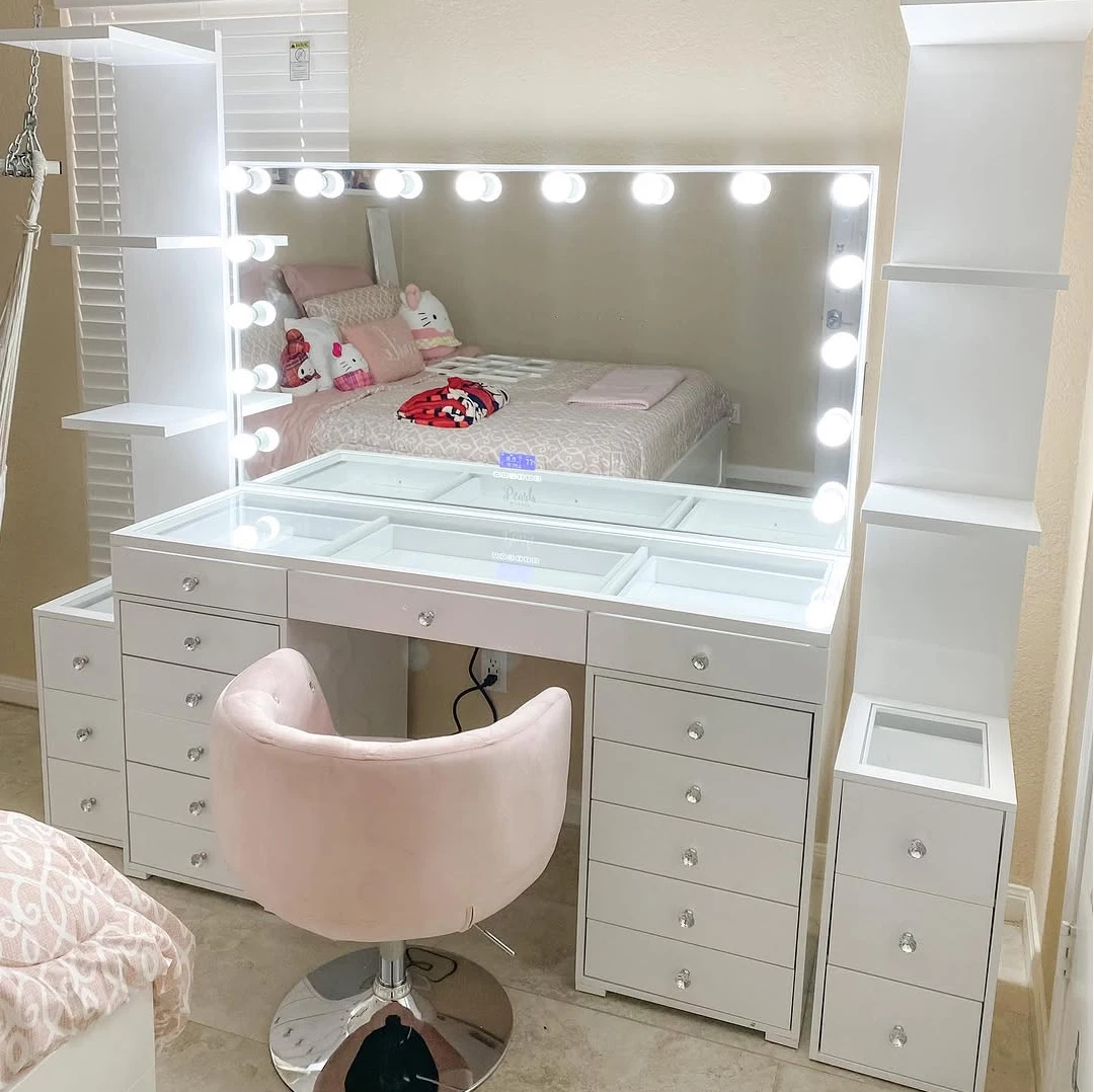 

Изысканный туалетный столик с зеркалом с подсветкой, сенсорным управлением и встроенными розетками для макияжа