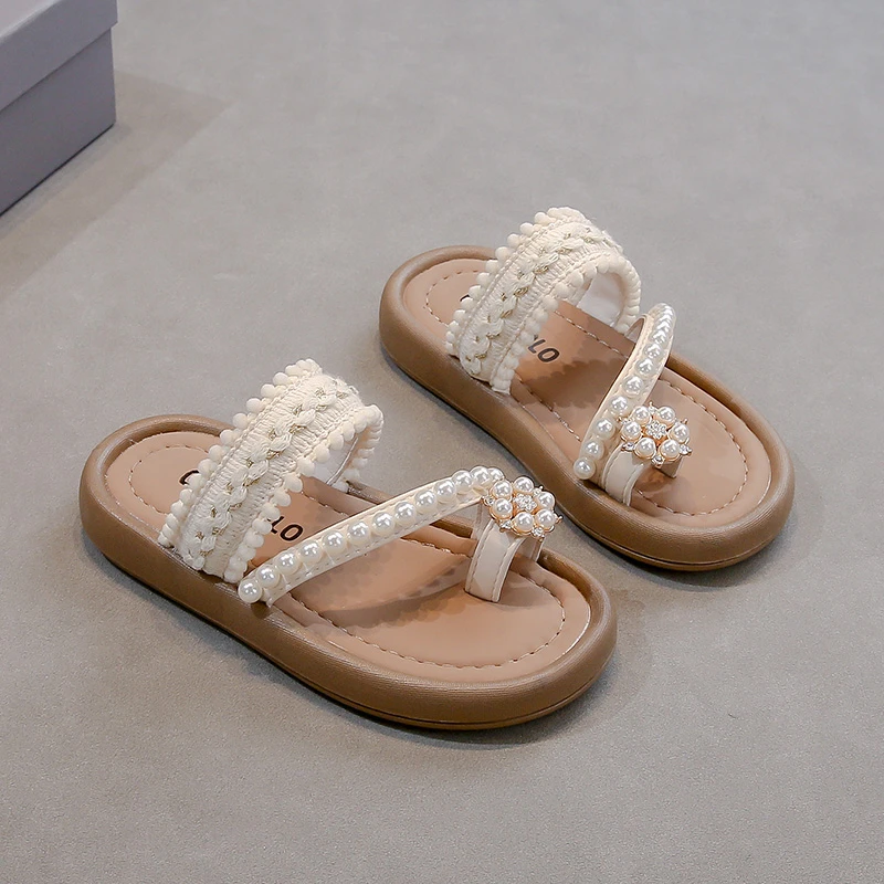 

Лето 2023, новые детские крутые тапочки с жемчугом для девочек, противоскользящие пляжные сандалии, повседневные универсальные стильные тапочки на плоской подошве с закрытым носком, размер 26–35
