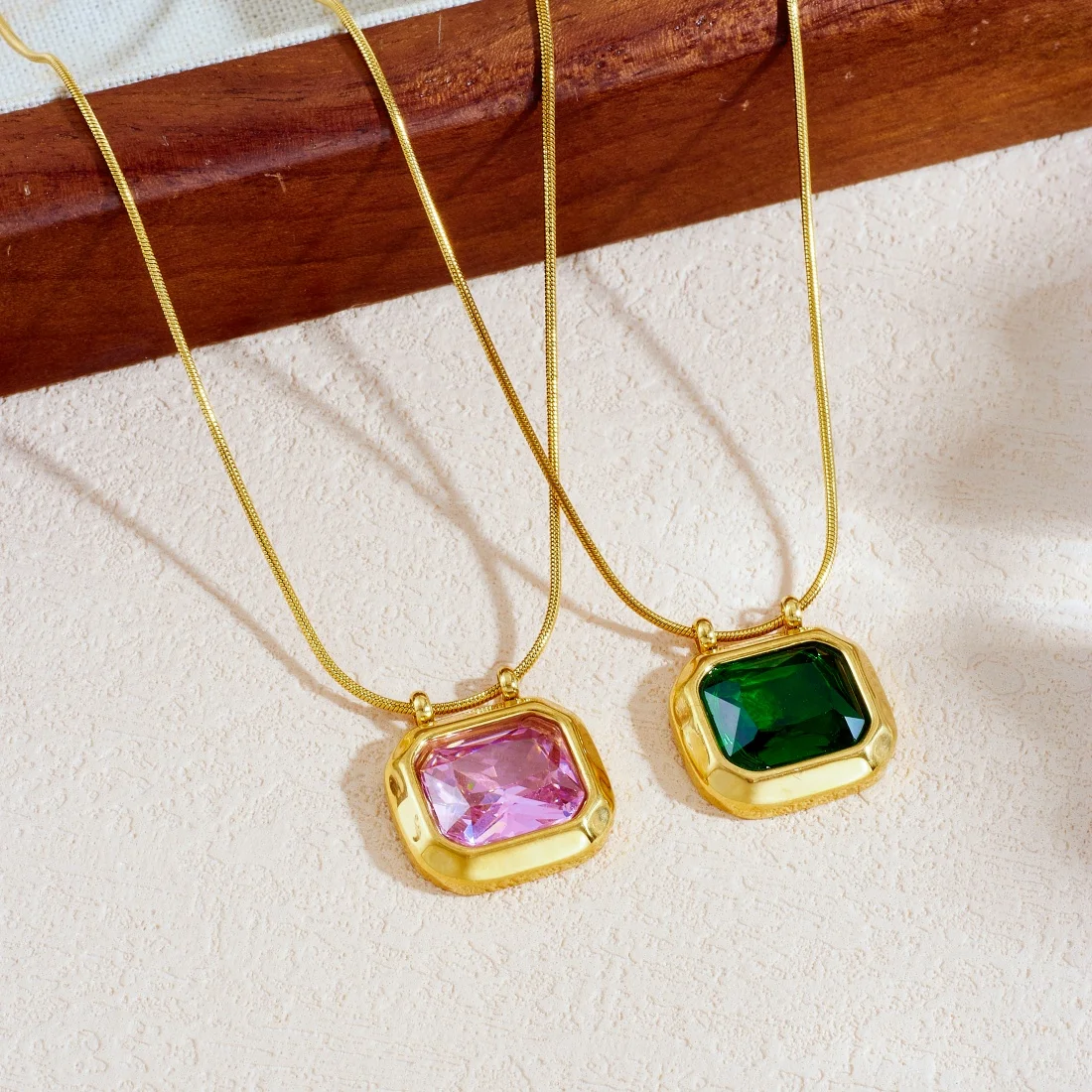 Edelstahl-Halskette mit farbigem Zirkon-Inlay und quadratischem Anhänger für Damen, neue modische wasserdichte Seilkette, Schmuck.
