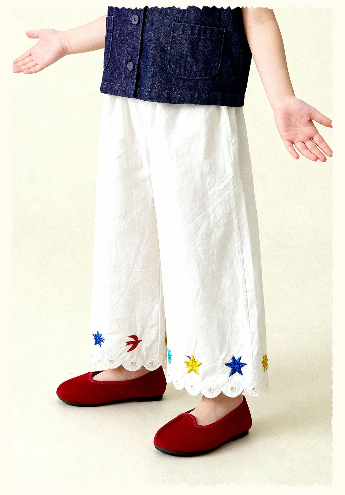 Amila 2026 Sommer Neue Kinder-Freizeithose mit Blumen- und Vogelstickerei, lockerer, lässiger Stil, einfarbig, weites Bein – Detail 15