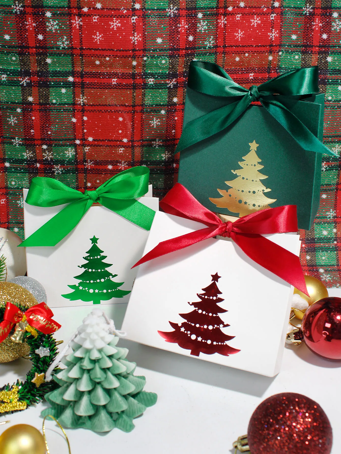 Happy Christmas candy box, children\'s gift box, festive decoration atmosphere, and candy placement