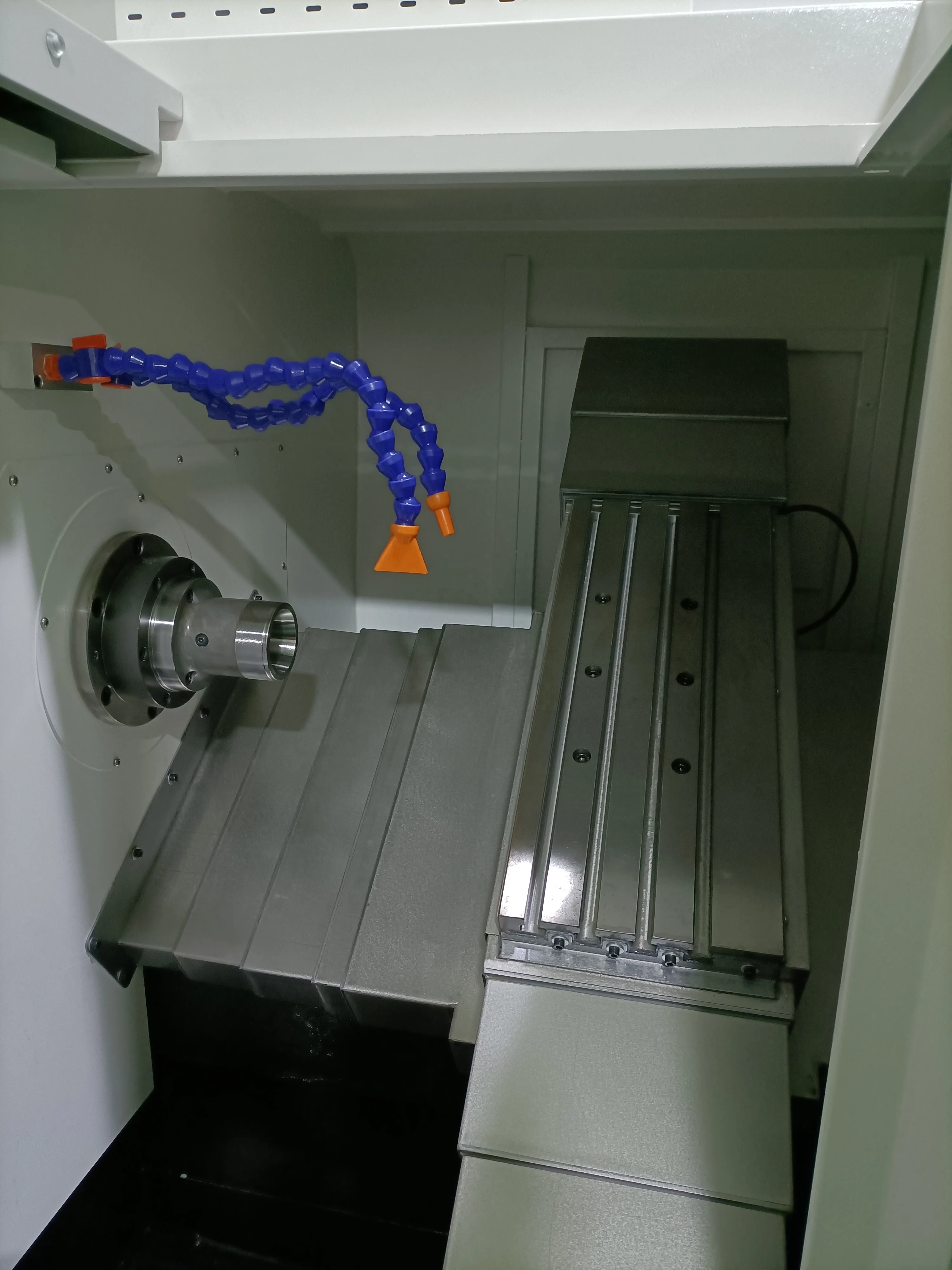 Máquina combinada de torneamento e fresagem de torno CNC automático chinês