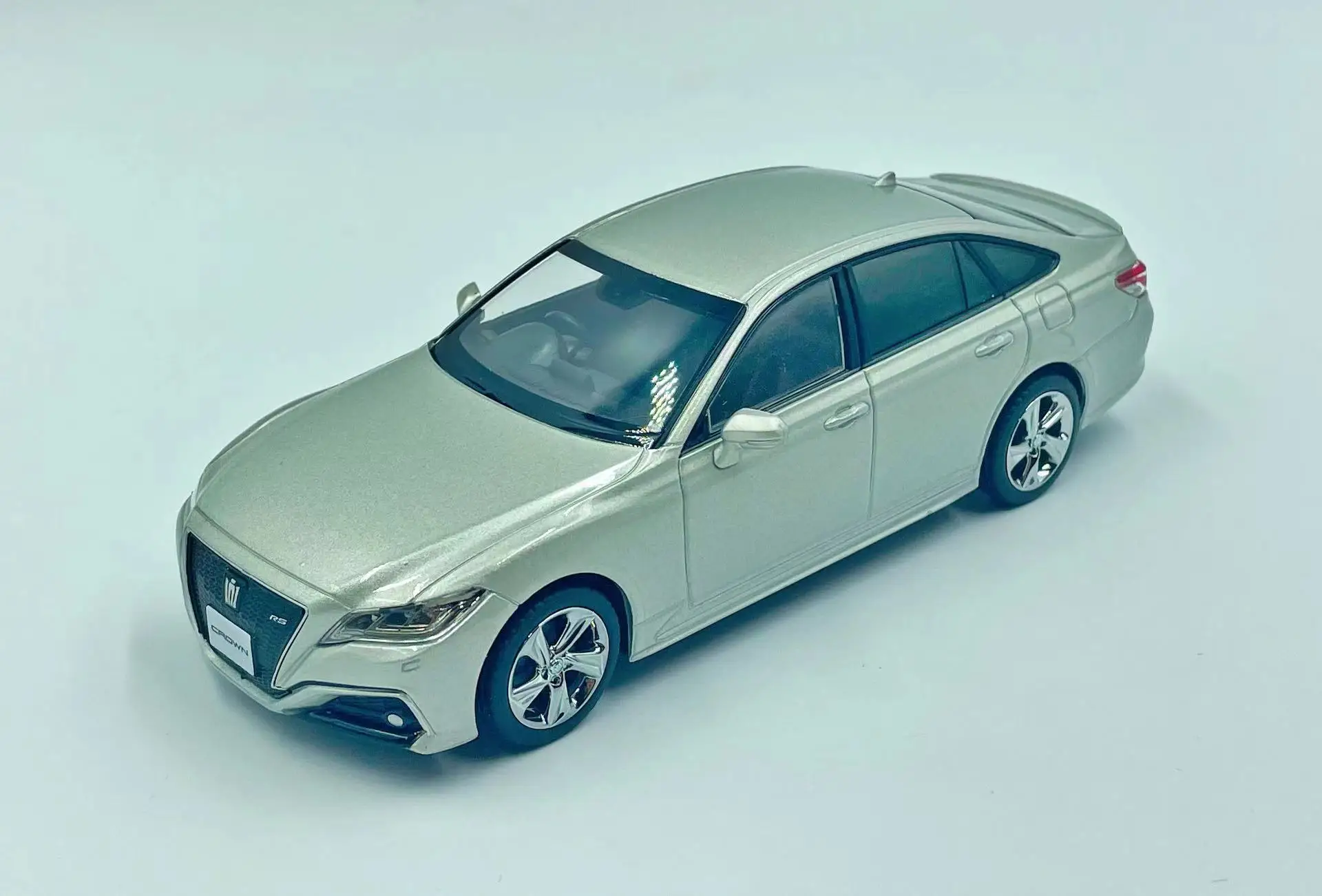 

Original Factory 1:30 Toyota CROWN Limited Edition Metal Static Car Model Toy Gift