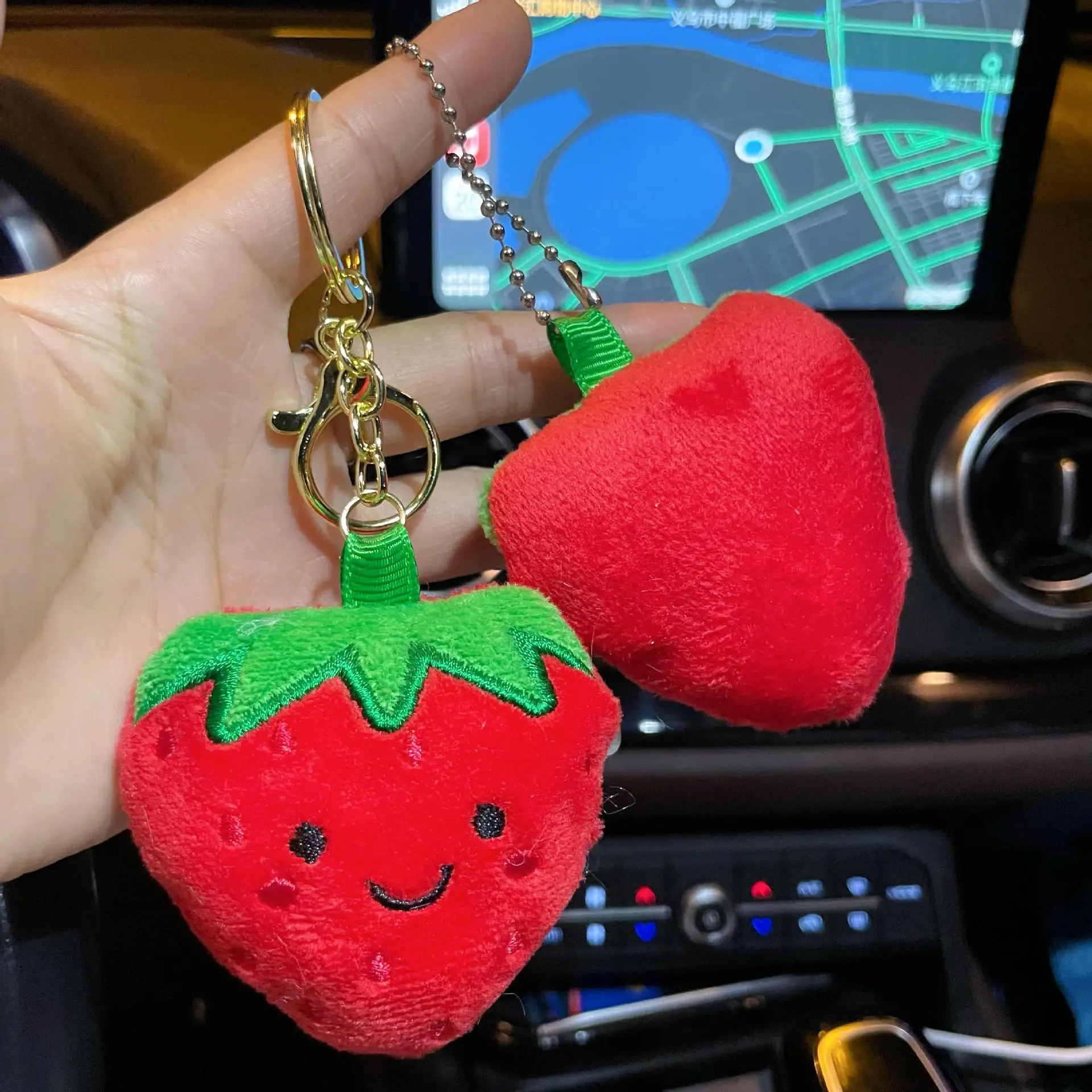 Nouveau dessin animé fraise poupée en peluche pendentif porte-clés sac à dos décoration mignon fruits créatif fraise en peluche porte-clés petit cadeau