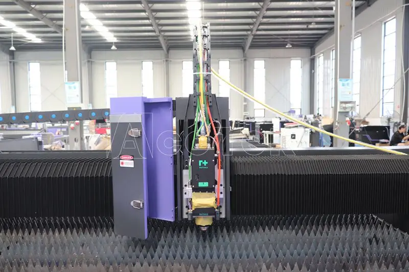 ألياف الليزر 3kw 6kw 6000 by 2500mm آلات القطع بالليزر للمعادن الصلب 18mm