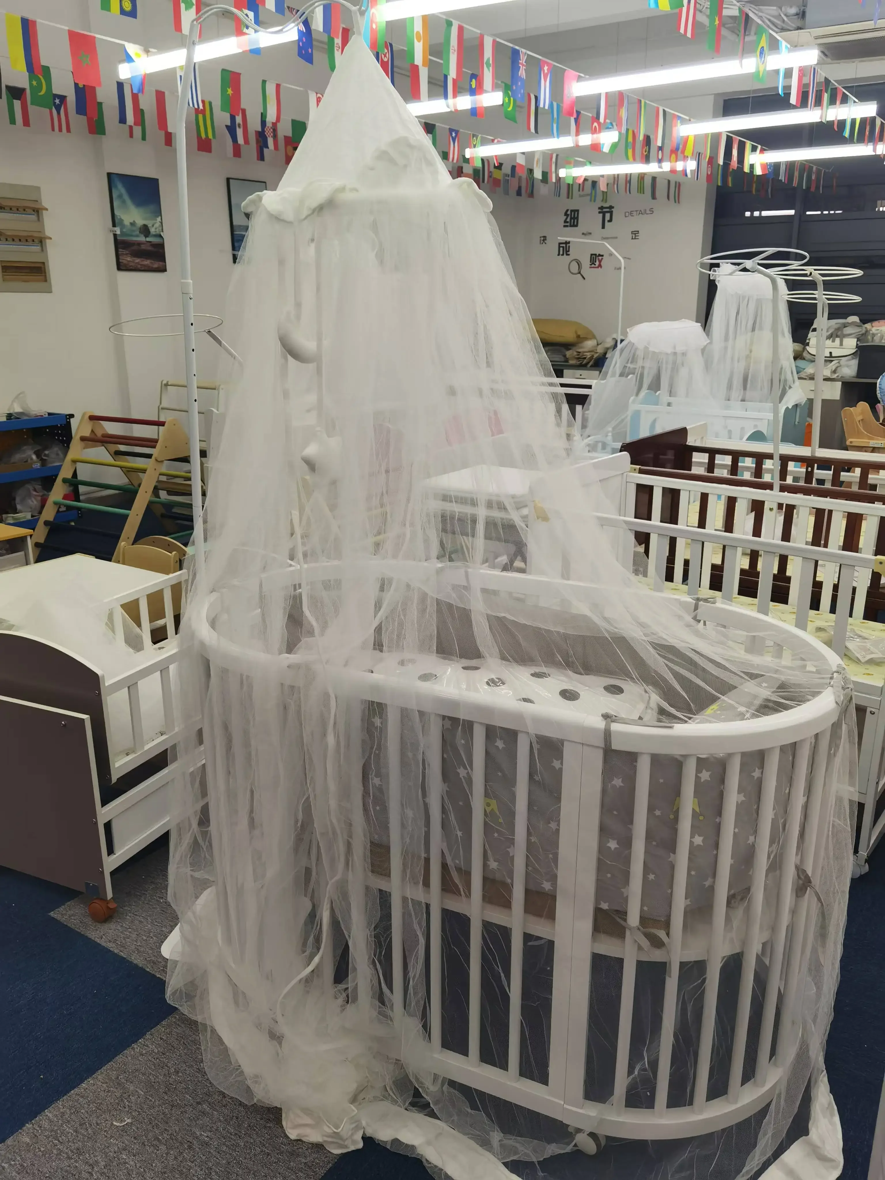 تتضمن مرتبة سرير أطفال من الخشب الصلب مهد أطفال حديثي الولادة متعدد الوظائف وخالي من الطلاء سرير كبير متحرك للأطفال