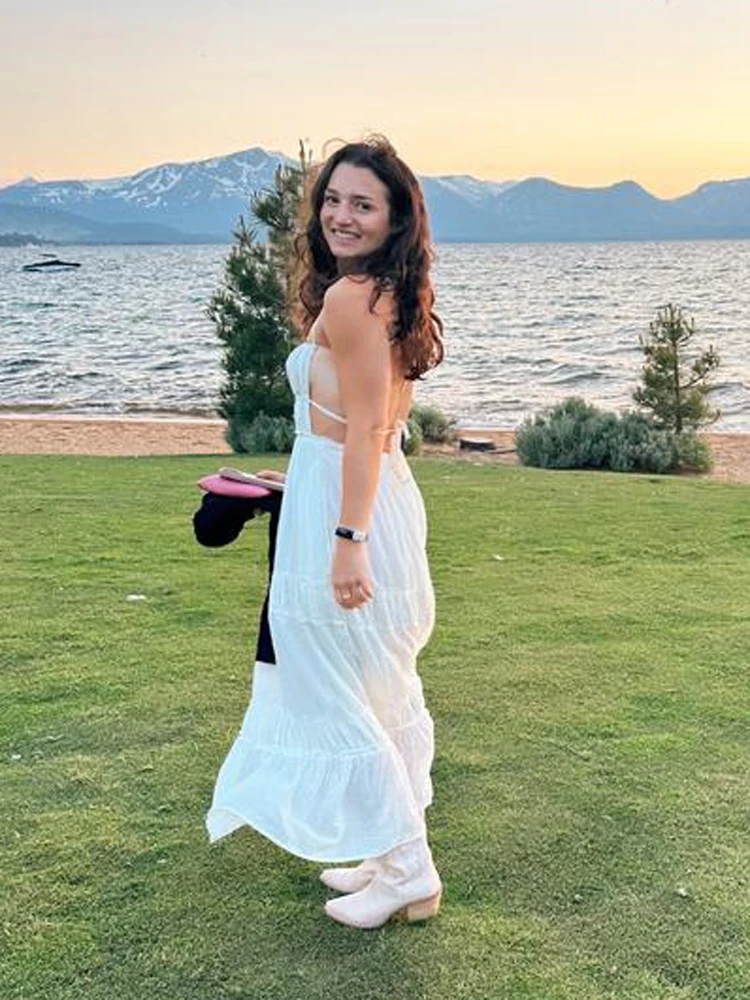 Damska sukienka maxi w stylu boho z marszczonym gorsetem, warstwową spódnicą, odkrytymi plecami i regulowanym wiązaniem – wolno przepływająca letnia sukienka plażowa