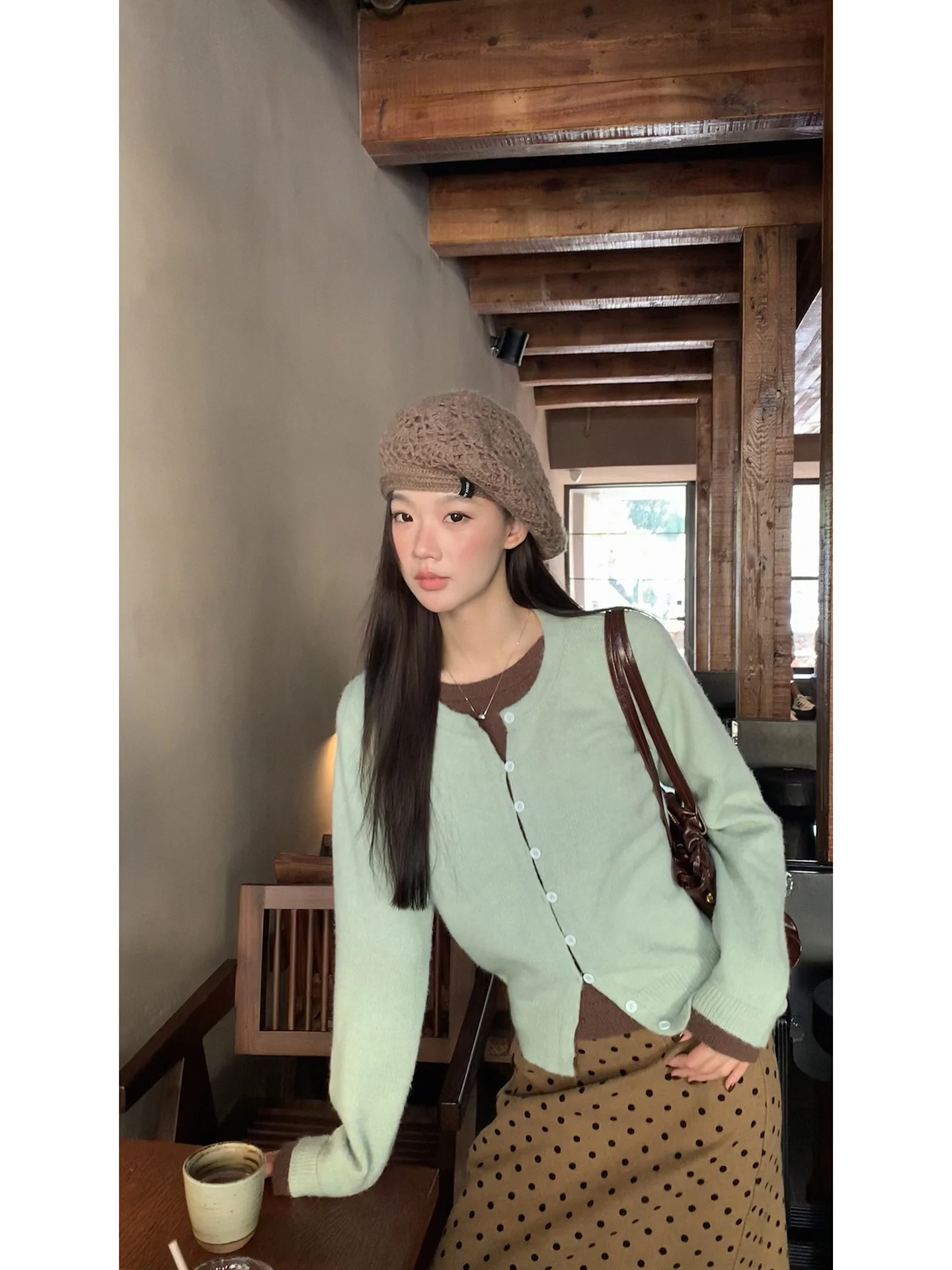 سترة محبوكة ضيقة للنساء موديل 2025 الجديد لخريف وشتاء الأزياء بتصميم قطعتين وهمي وحسية أنيقة