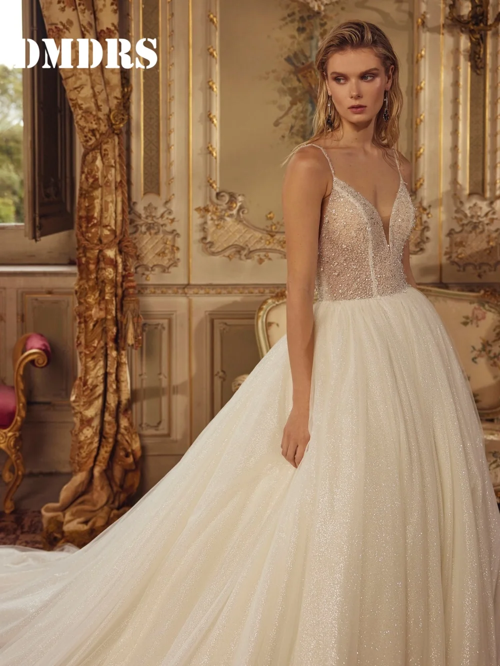 

Luxurious Spaghetti-Strap Wedding Dresses Romantic Sleeveless Bridal Gowns Sparkling A-Line Appliqué Floor-Length Wedding Gowns