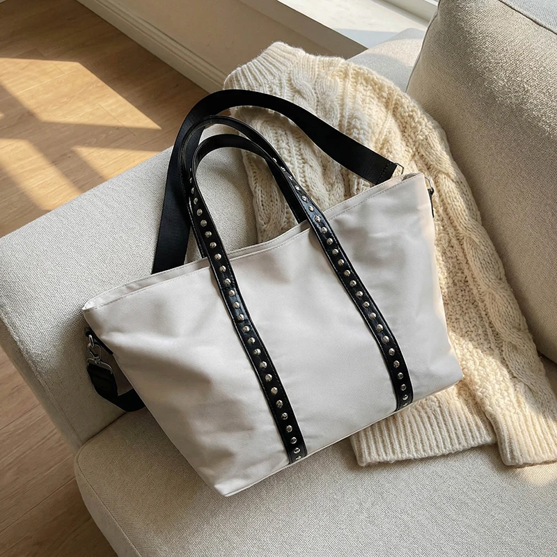 

Женская большая сумка с черным декором и заклепками, двухцветная повседневная сумка на плечо большой вместимости, легкая модная повседневная сумка 2025