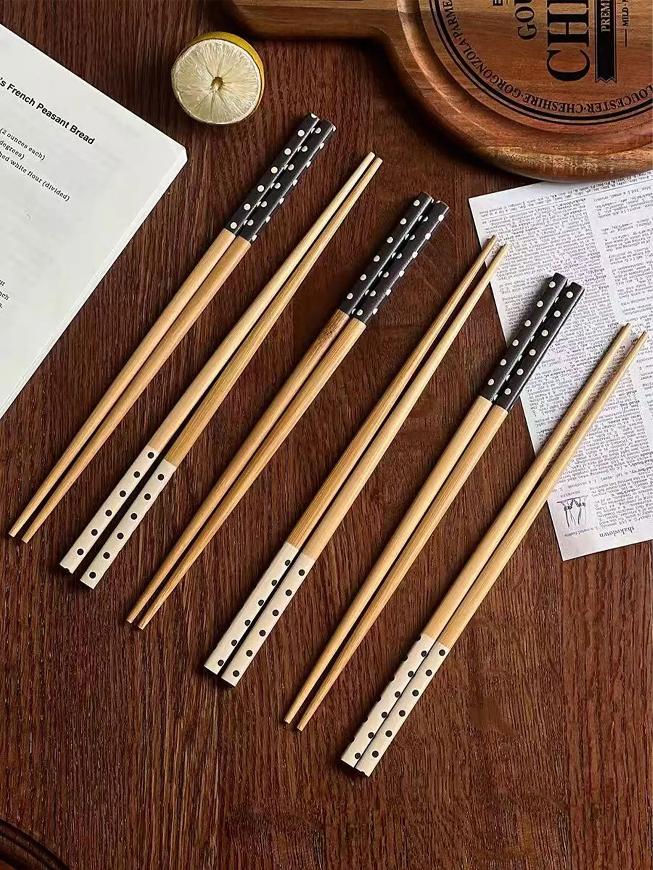 Classic Minimalist Bamboo Chopsticks for Personal Use, Non-Slip Wooden Chopsticks for Couples, High Aesthetic Value, Family Dining Chopsticks, Set of 5 Pairs