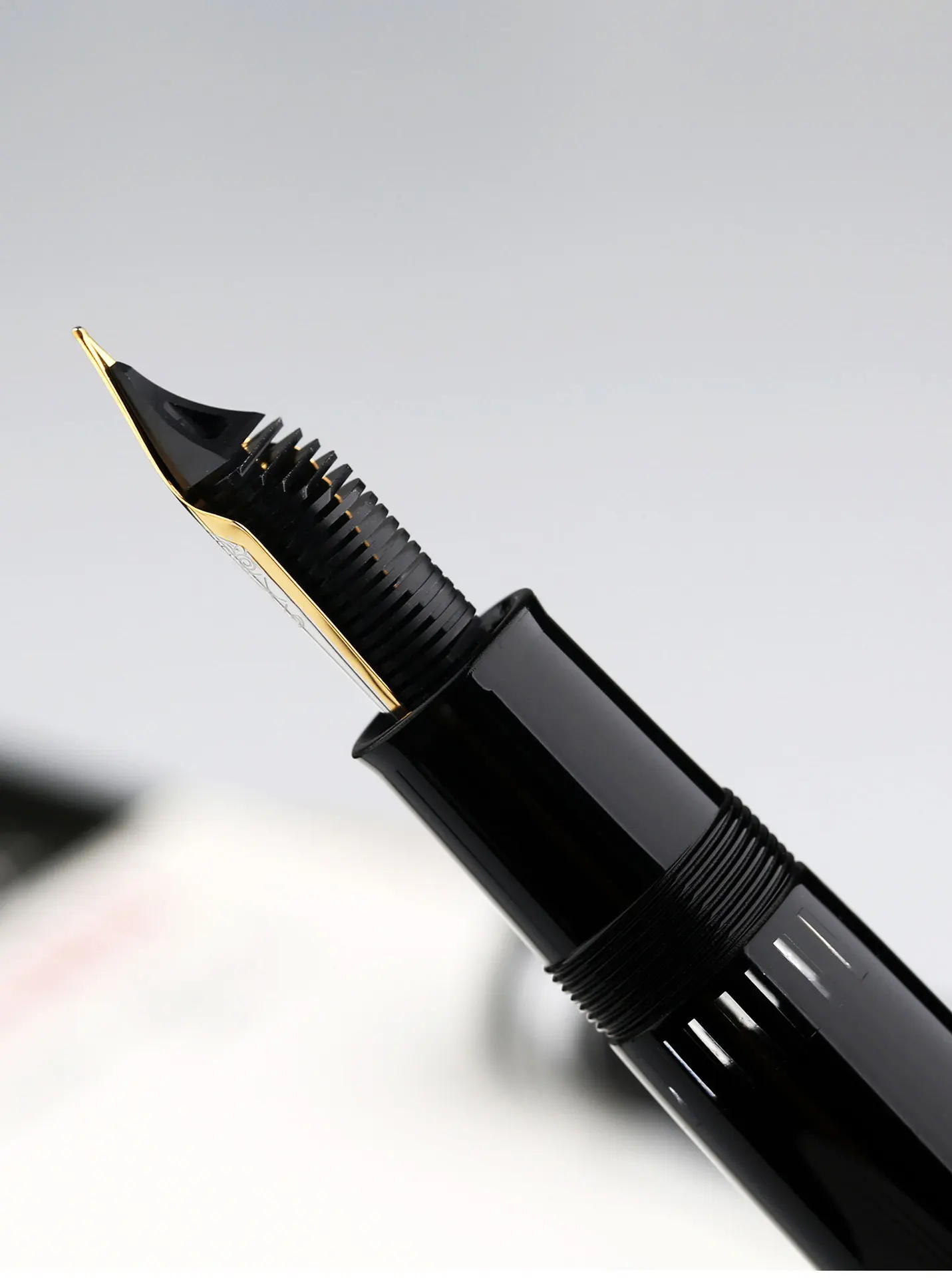 MAJOHN Final Craftsman P141 Pen Metal Copper Piston Ink Absorption 8 # 40 Sun Tip, Dual Color Pen Tip Lightweight Resin Pen Body