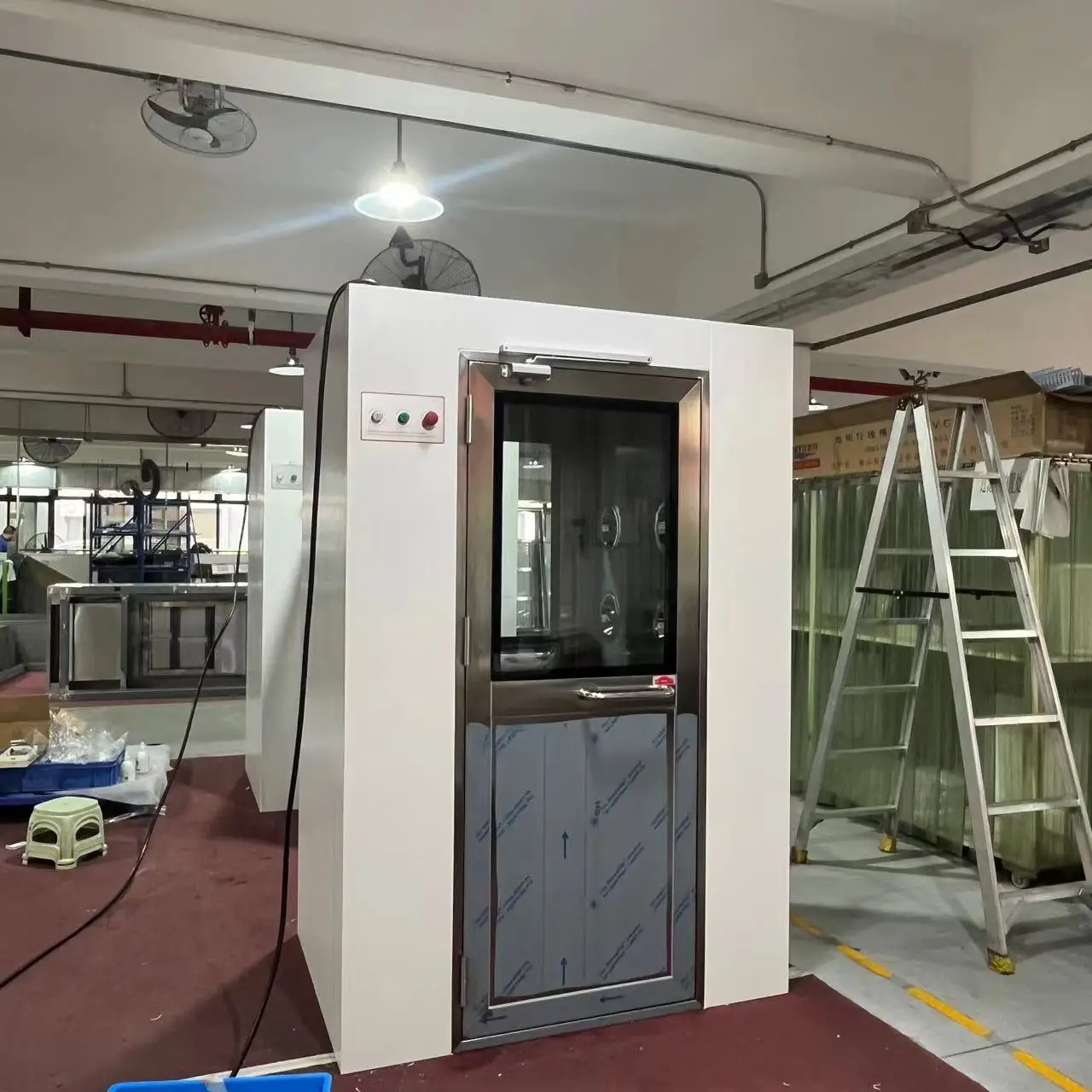 الصين تصنيع معدات المختبرات عالية الجودة المخصصة غرفة نظيفة التعشيق دش الهواء التلقائي