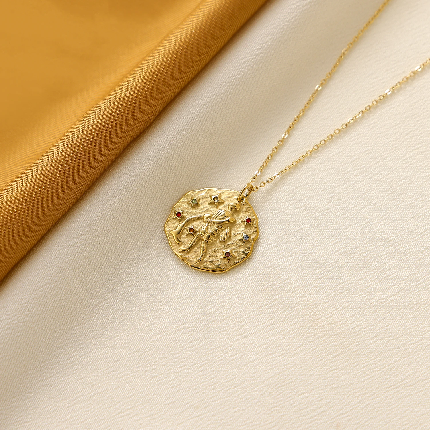 CARLIDANA – collier géométrique plaqué or 18 carats, en acier inoxydable, pièce de monnaie en cristal, cœur, pendentif d'amour, bijoux pour femmes