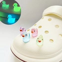 Breloques de chaussures à trous pour bricolage, canard phosphorescent à la mode, décoration de chaussure pour chaussures, accessoires de charme, cadeau de fête pour enfants, 4 pièces