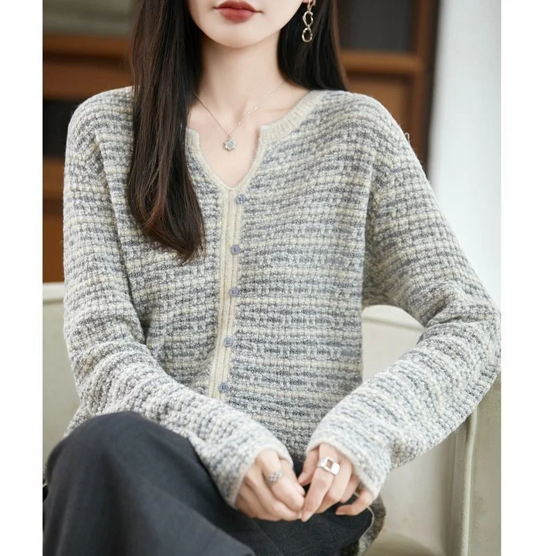 

2025 Autumn and Winter New Women's Spliced Pullover Round Neck Button Striped Long Sleeve Temperament Versatile Top
