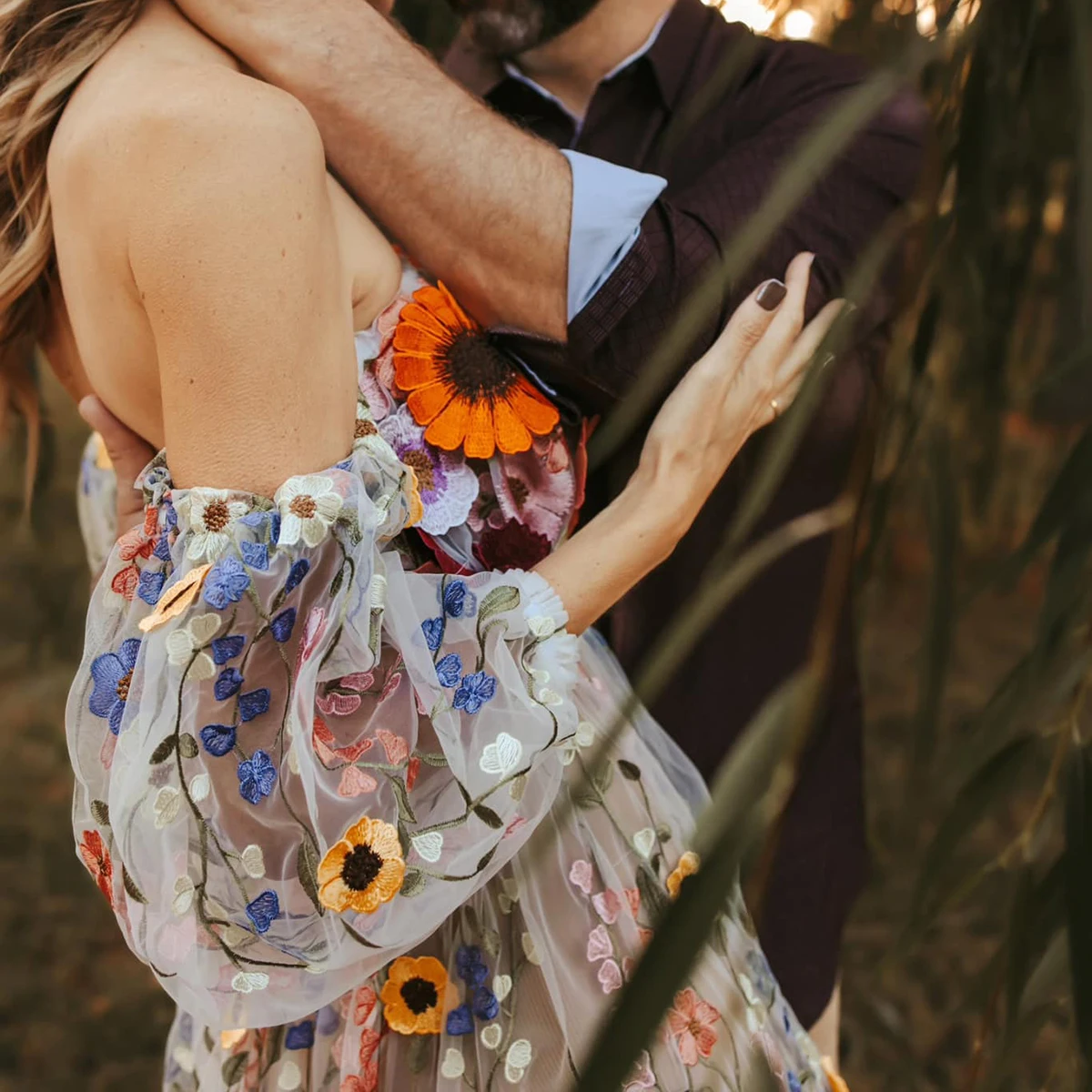 Maßgeschneidertes zweiteiliges, bunt besticktes Hochzeitskleid mit langen Puffärmeln, trägerlosem, elastischem Rock und 3D-Blumen-Brautkleid