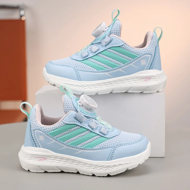 

A pair of boys' sports shoes, with a comfortable and breathable upper, a non-slip sole, and a rotating buckle designDEH-D2606