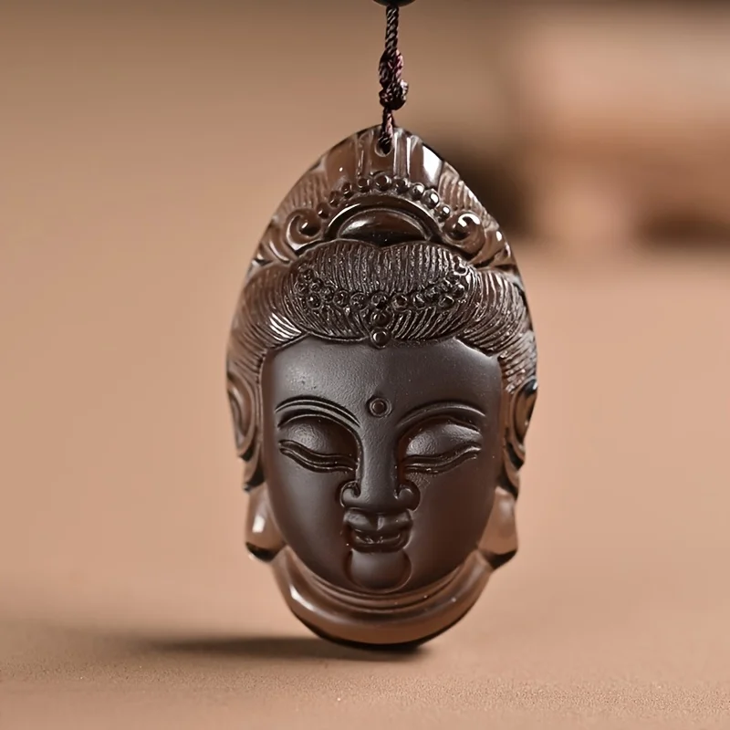 

Este es un collar artesanal que presenta una cabeza Buda hielo natural, habilmente elaborado para atraer riqueza y traer buena