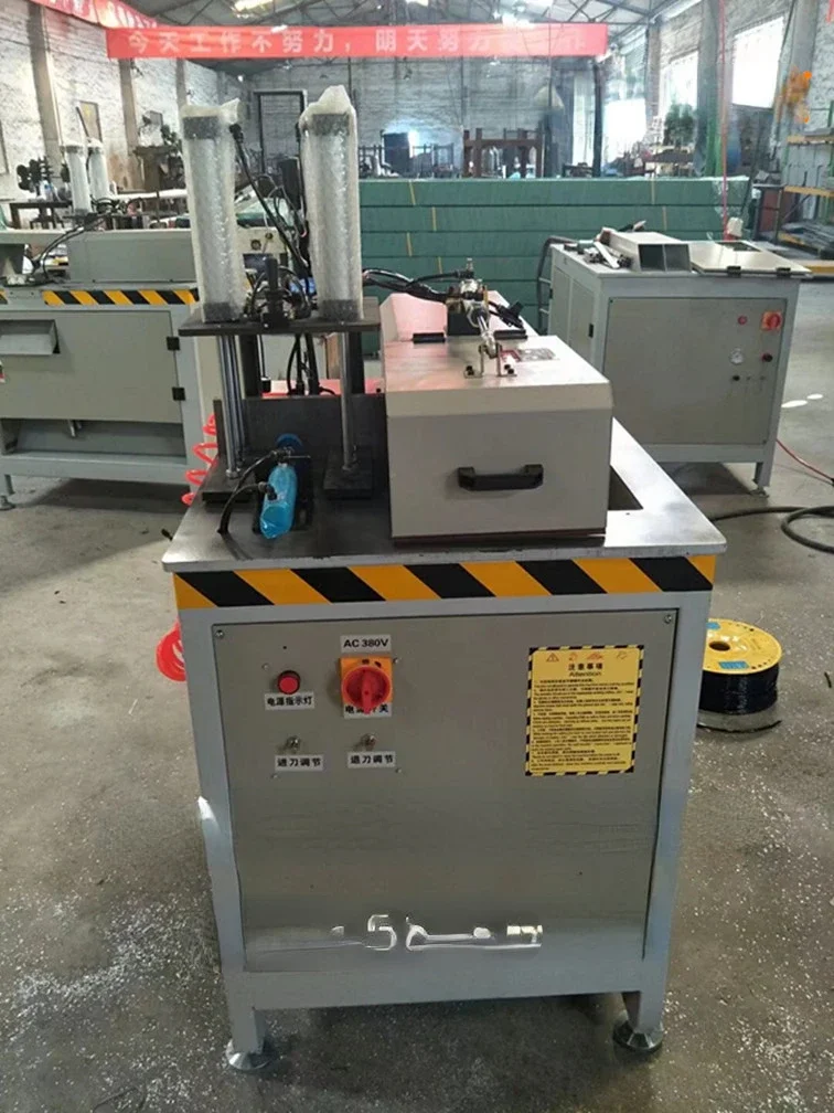 Precision 45 degree aluminum cutting machine, pneumatic translational boundary