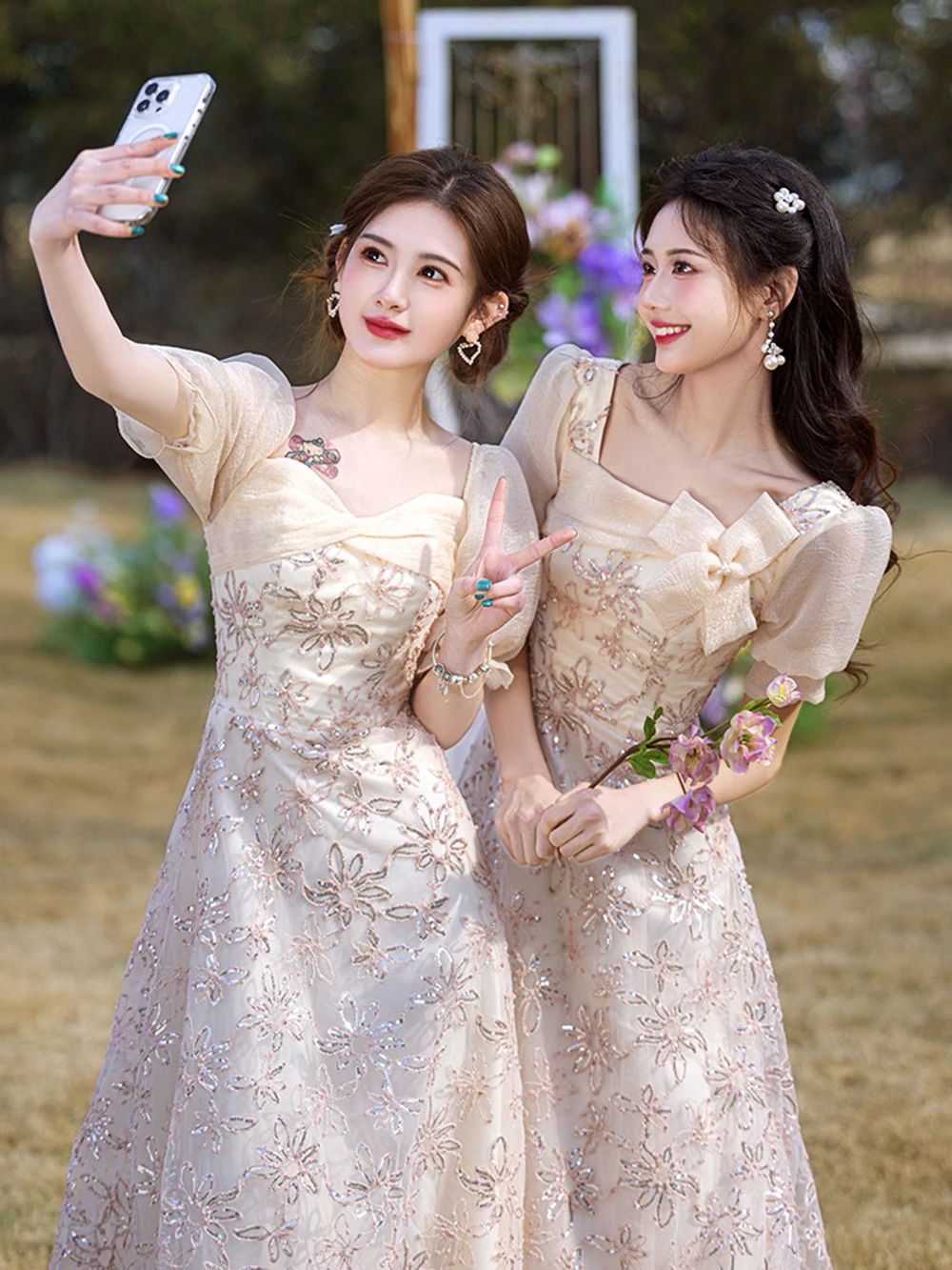 Sukienka druhna w stylu light luxury, różowa, z aplikacjami kwiatowymi, kwadratowy dekolt, odkryte ramiona, suknia na wesele, dla gościa weselnego, dla sióstr, vestido.