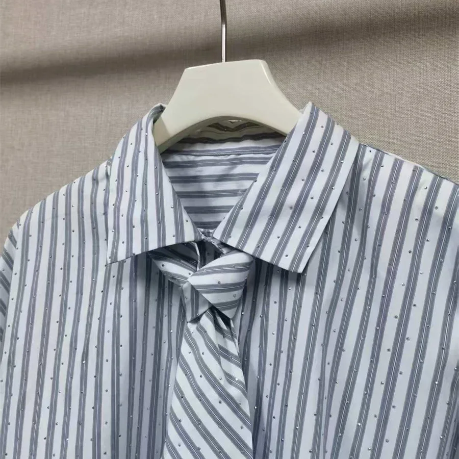 【ギフト無料】2025 初秋新作 プレッピー 若々しい ラインストーン 縦縞 ネクタイ 長袖 クロップドシャツ レディース