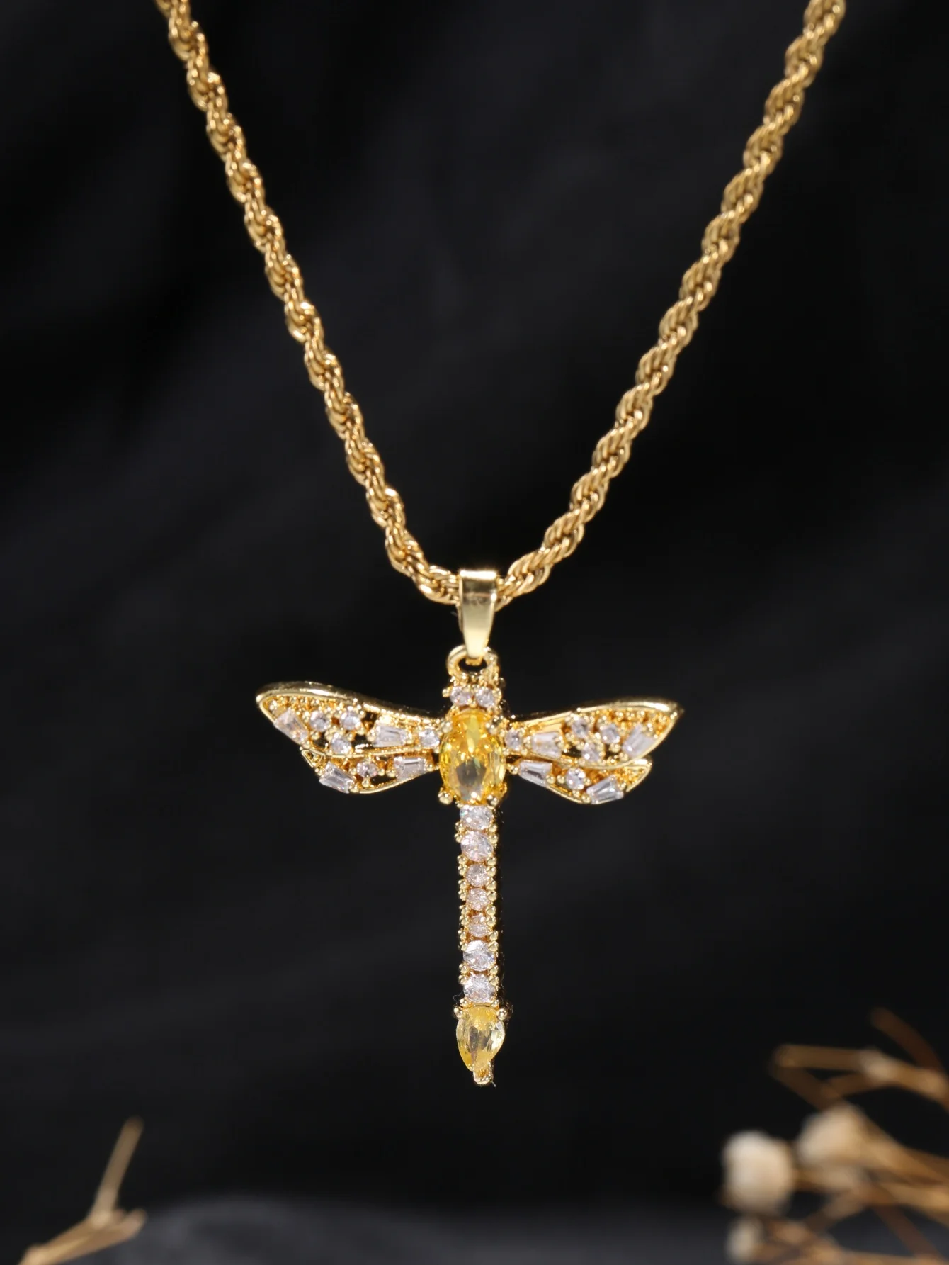 1 Piece Copper-Plated 18K Gold Fashionable Sparkling Imitation Diamond Dragonfly Twist Pendant Necklace, Exquisite Three-Dimensional Insect Necklace with Rhinestones, Suitable for Girls' Forest-Style Artistic Outfits, Floral Long Dresses, Knitted Cardigans, and Various Occasions Such as Outings, Afternoon Tea, and Dates, Offering a Dynamic and Ethereal Light Luxury Neck Accessory