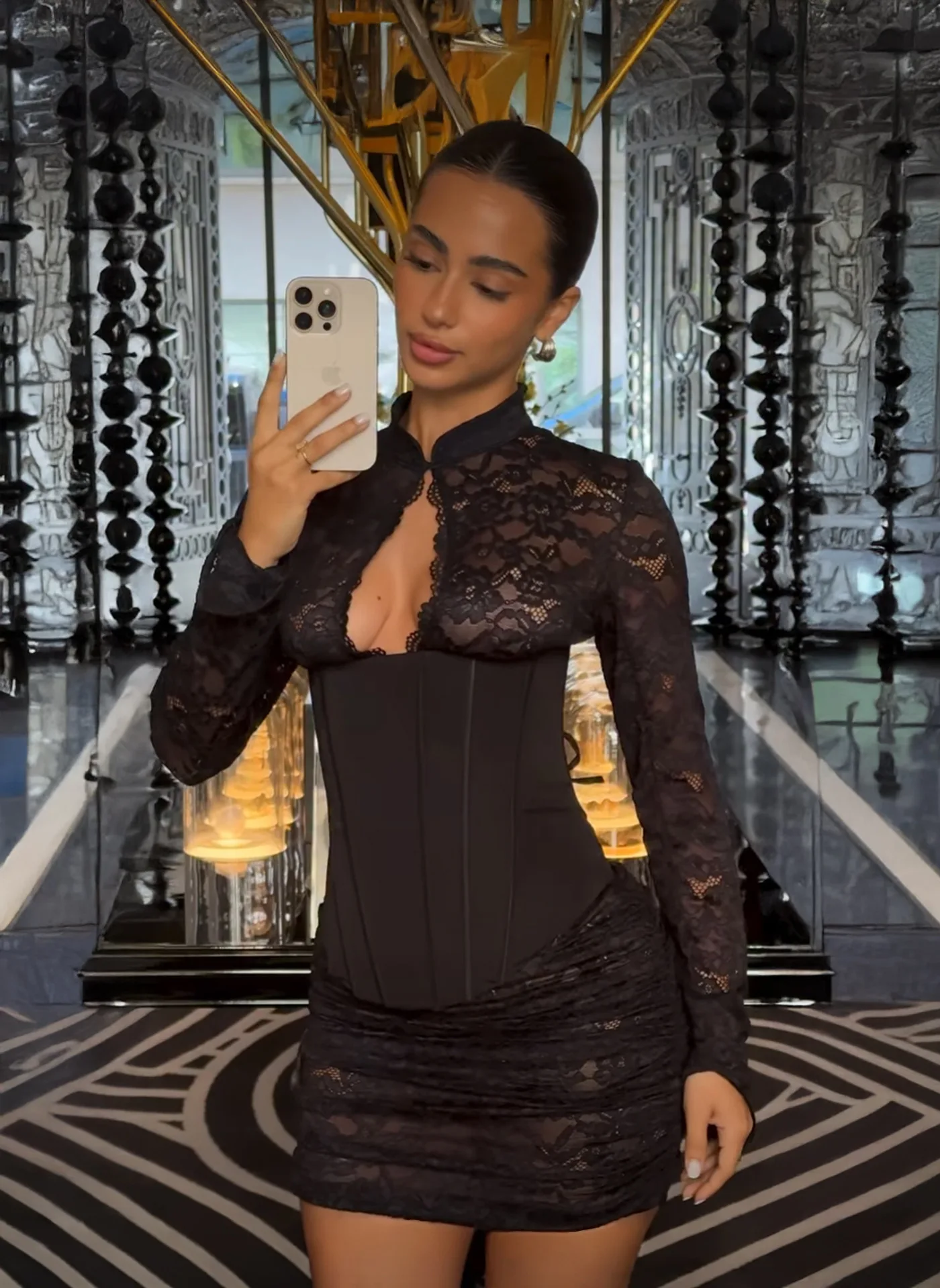 

Элегантное черное кружевное платье с эффектом утяжки на бедрах, женское, весеннее, с длинным рукавом, вырезами и воротником-стойкой, осеннее, с завышенной талией, облегающее мини-платье