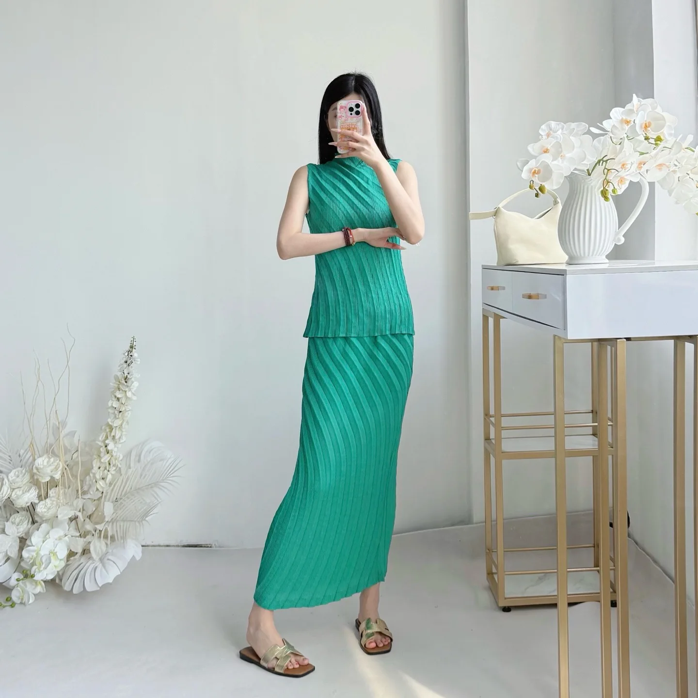 Solid Colour Round Neck Sleeveless Top Elastic Waist Pleated Half Body Skirt Two Piece Miyake 2025 Summer New Women's Suit