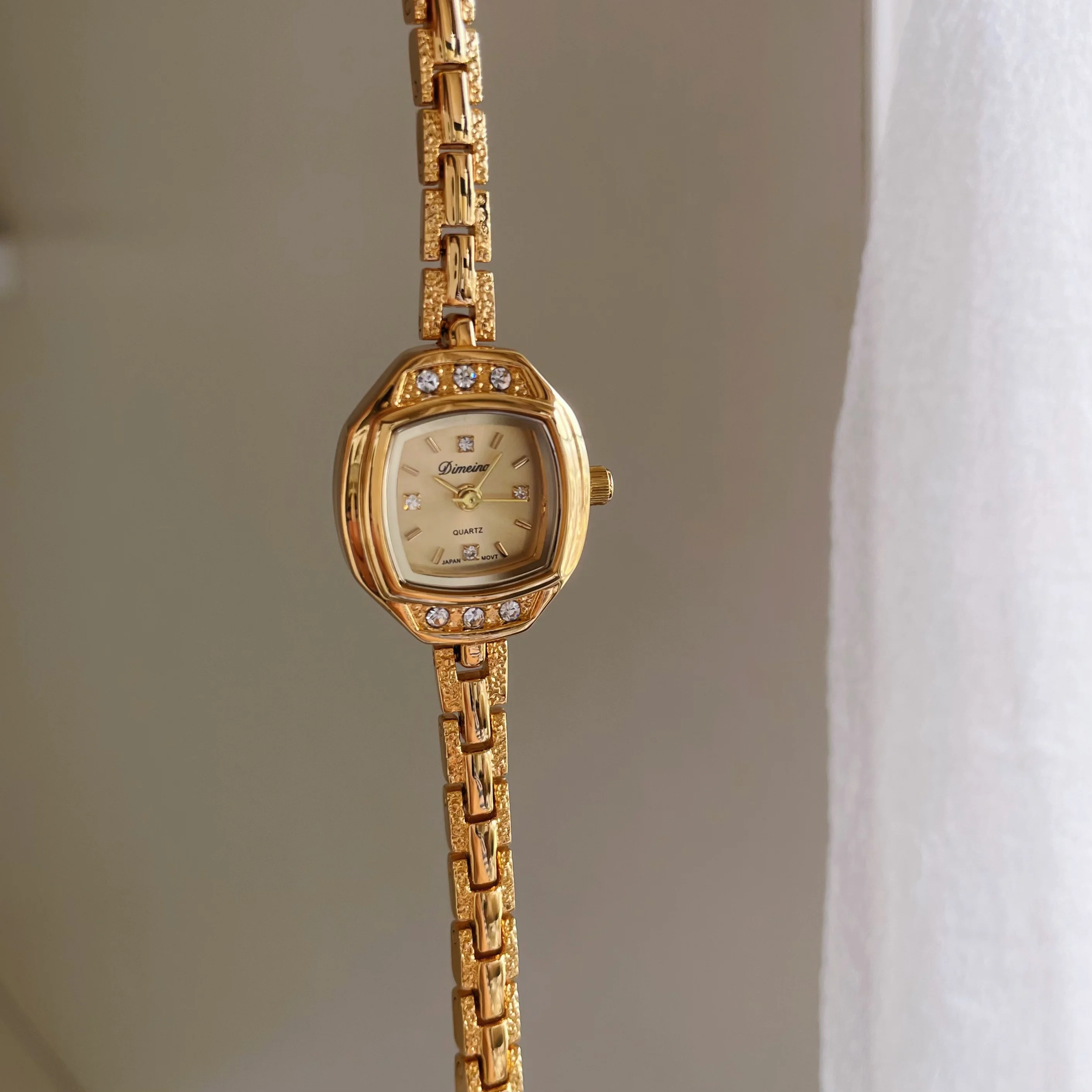 ساعة نسائية متطورة وأنيقة بحزام ذهبي رقيق وقرص مربع صغير وتصميم رقيق وراقي. #1