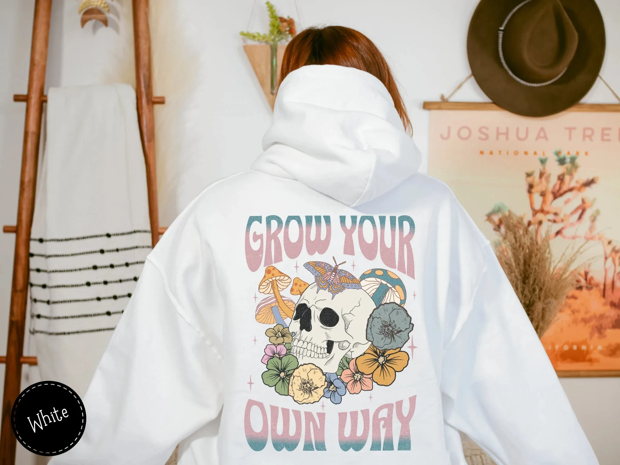 

«GROW YOUR OWN WAY» и череп — хлопковая толстовка с цветочным принтом. Стильная и художественная толстовка для показа вашего индивидуального стиля.