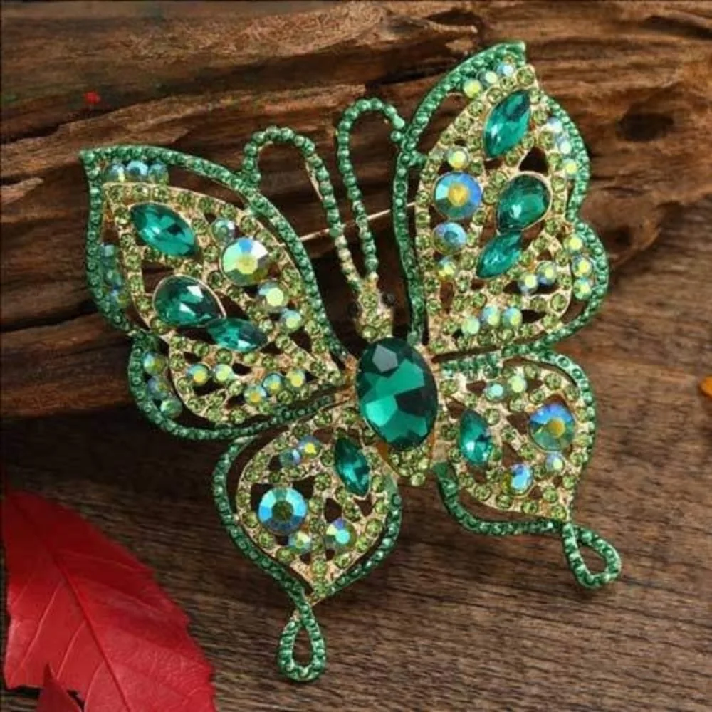 Vintage prachtige dames- en herenmode, eenvoudige uitgeholde vlinderbroche, creatieve kleurrijke vlinderpins in paleis-barokstijl