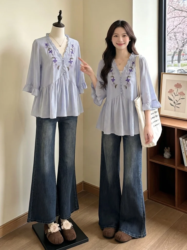 

Light Blue Floral Embroidery Bell Sleeve Shirt Women's Summer New plus Size Doll Top Korean Style Loose Fit V-Neck Five-Quart...