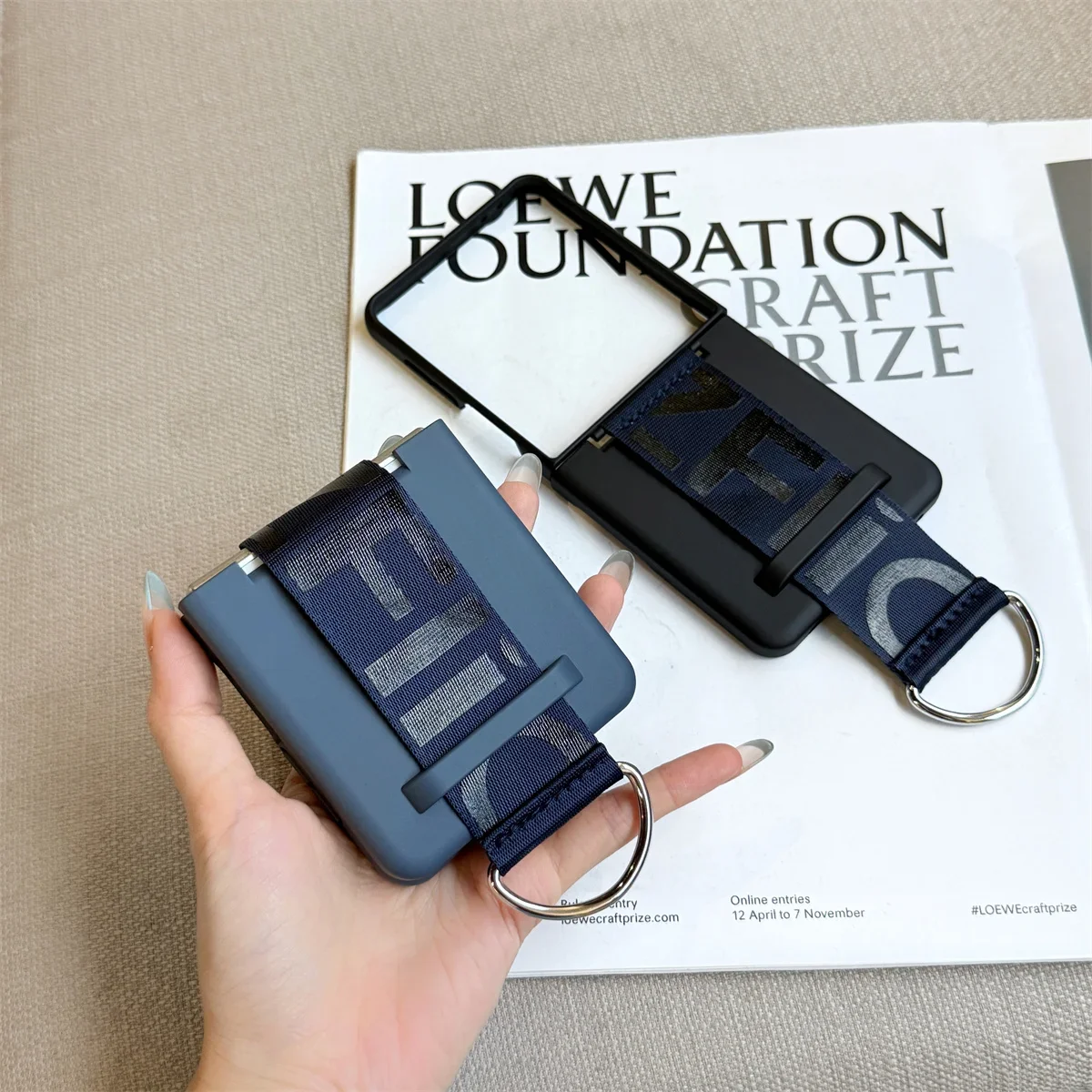 Luxuriöse Matte PC-Handyhülle für Samsung Galaxy Z Flip 8/7/6/5 mit Handschlaufe Ringhalter Handkettenband Cover für ZFlip 7 FE – Detail 12