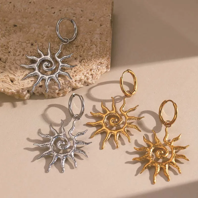 Modische Vintage-Chic Sonnenförmige Anhänger-Ohrringe Edelstahl-Ohrringe Statement Goldfarben Modeschmuck Accessoires Geschenk