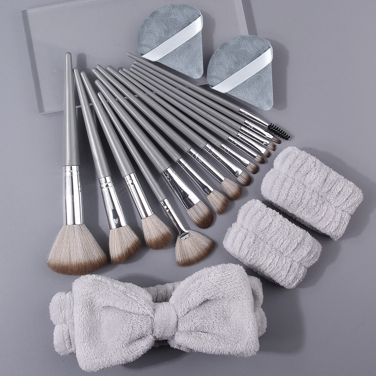 19個の多機能フェイシャルメイクブラシセット＆ソフトトライアングルパウダーパフ＆クレンジングヘアバンドリストストラップセット