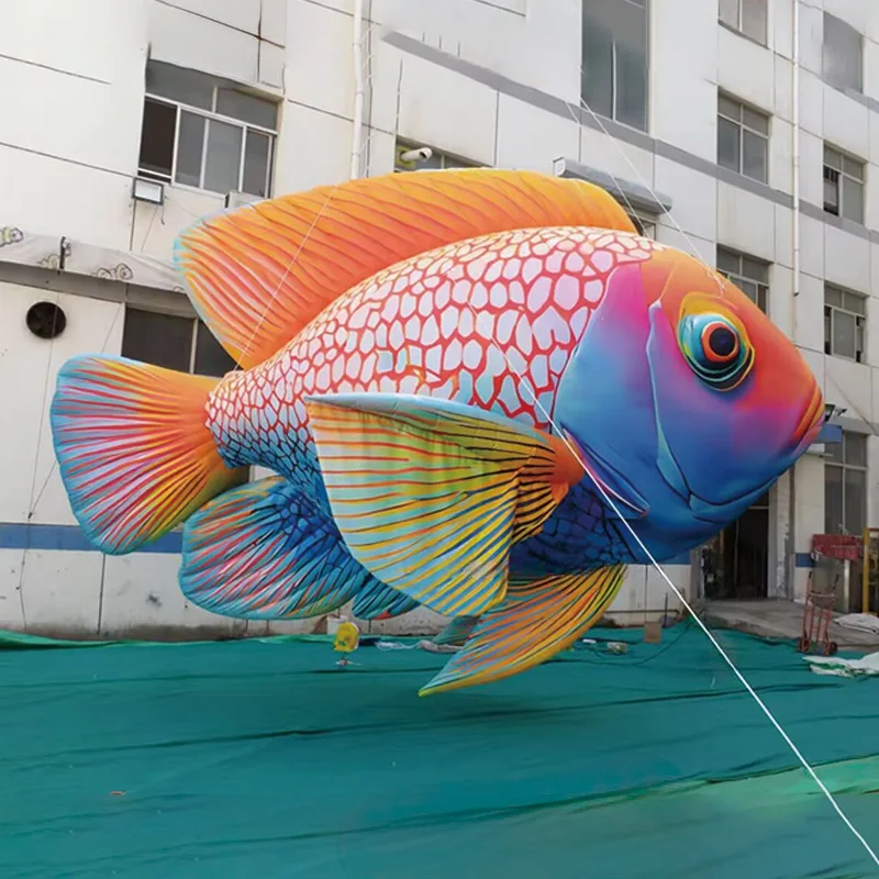膨らませる色付きの魚、送風機付きの動物型エアモデル、屋外水族館、広場、ショッピングモールの装飾用の吊り下げ可能な小道具