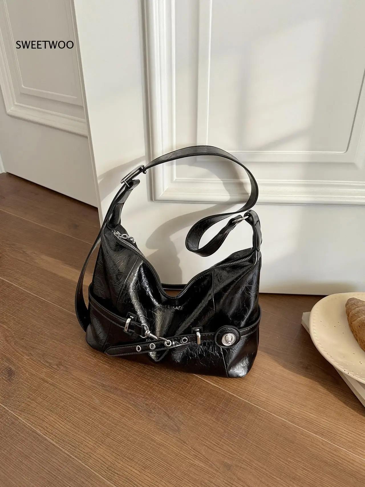 2026 Vintage Distressed Faux Leather Hobo Bag Metal Buckle Ruched Design Underarm Shoulder Bag for Daily Commute