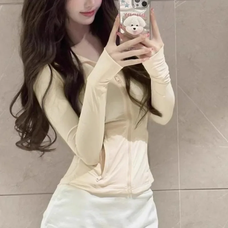 قميص نسائي بقصة ضيقة - قميص يوجا بغطاء للرأس بعامل حماية من الأشعة فوق البنفسجية 50+ قابل للتنفس