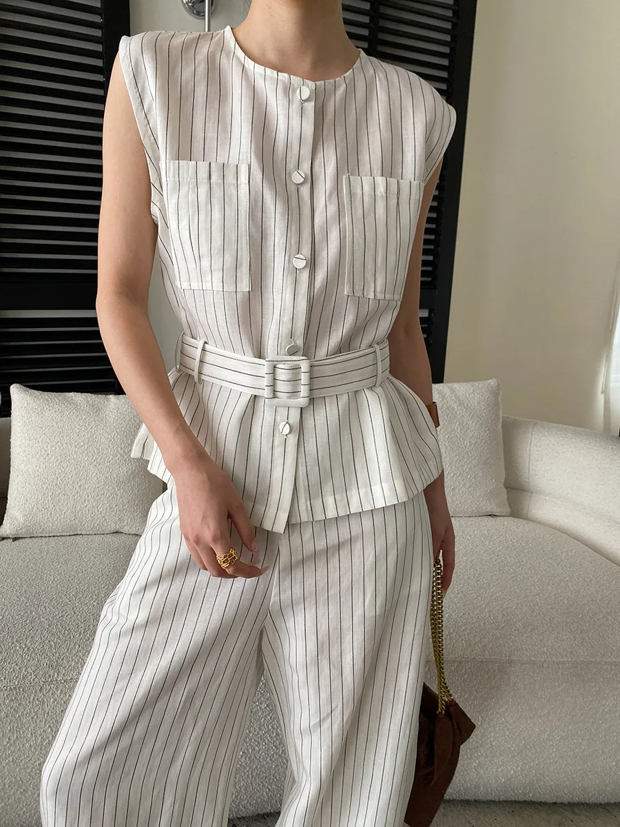 Sommerliches Damen-Set mit Rundhalsausschnitt, gestreiftem Schnürbund, ärmelloser Weste und lässiger Hose – Detail 21
