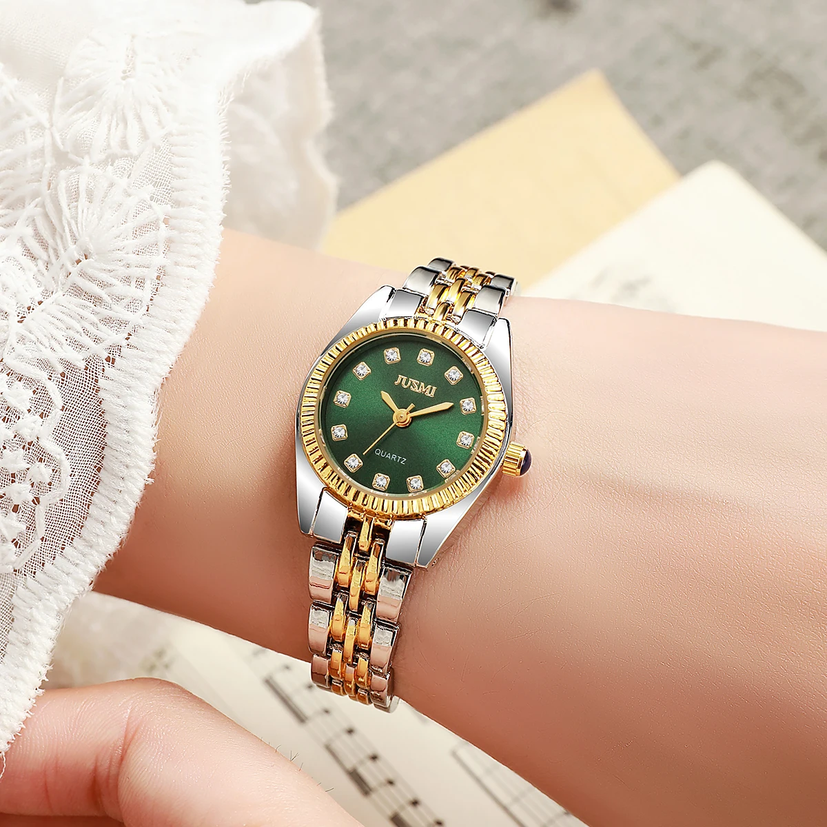 Women\'s high appearance level light luxury diamond-point dial small dial exquisite business style steel band quartz watch.