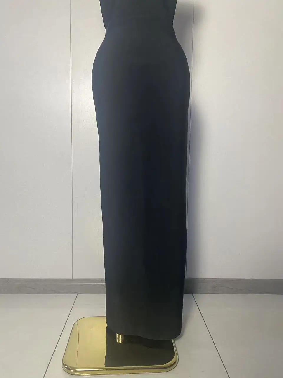 فستان نسائي جديد مثير موديل 2025 بدون أكمام مع رسن أسود ميدي فستان ضيق 2025 أنيق للسهرة والنوادي الفاخرة فساتين حفلات أعياد الميلاد